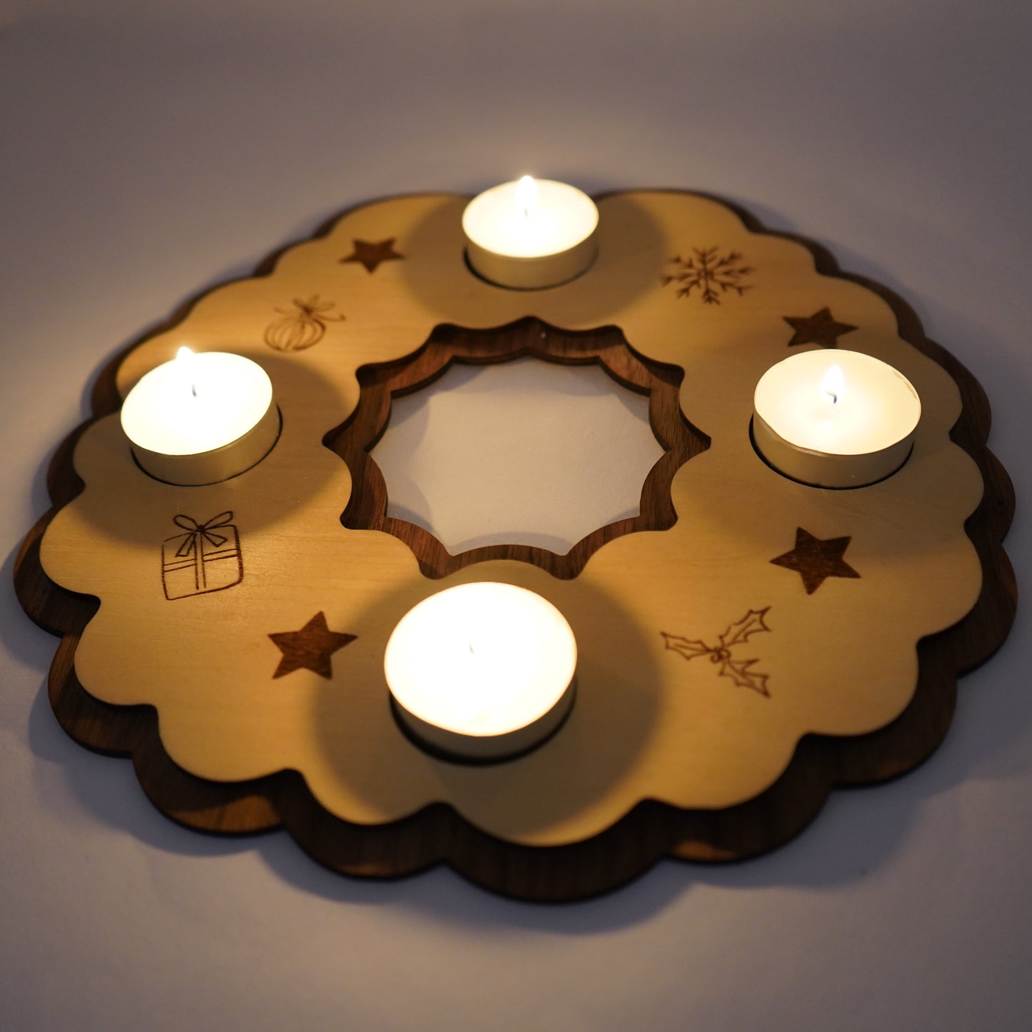 Nachhaltiger Adventskranz aus Holz – mit Zahlen und Teelicht-Halterung