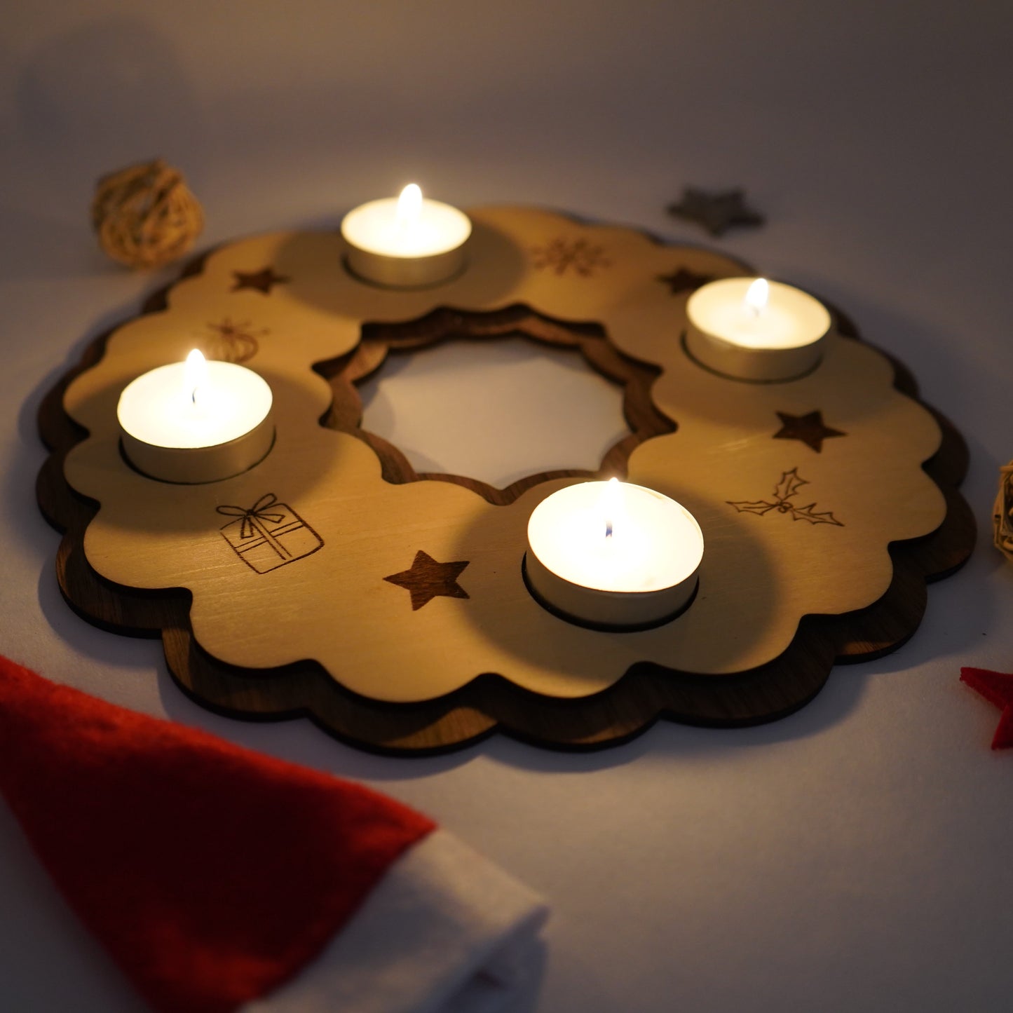 Nachhaltiger Adventskranz aus Holz – mit Zahlen und Teelicht-Halterung