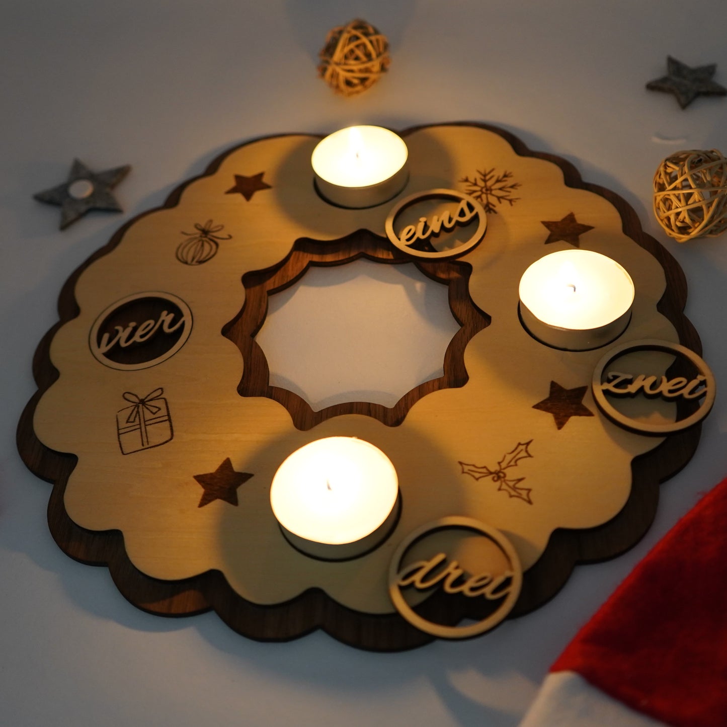 Nachhaltiger Adventskranz aus Holz – mit Zahlen und Teelicht-Halterung