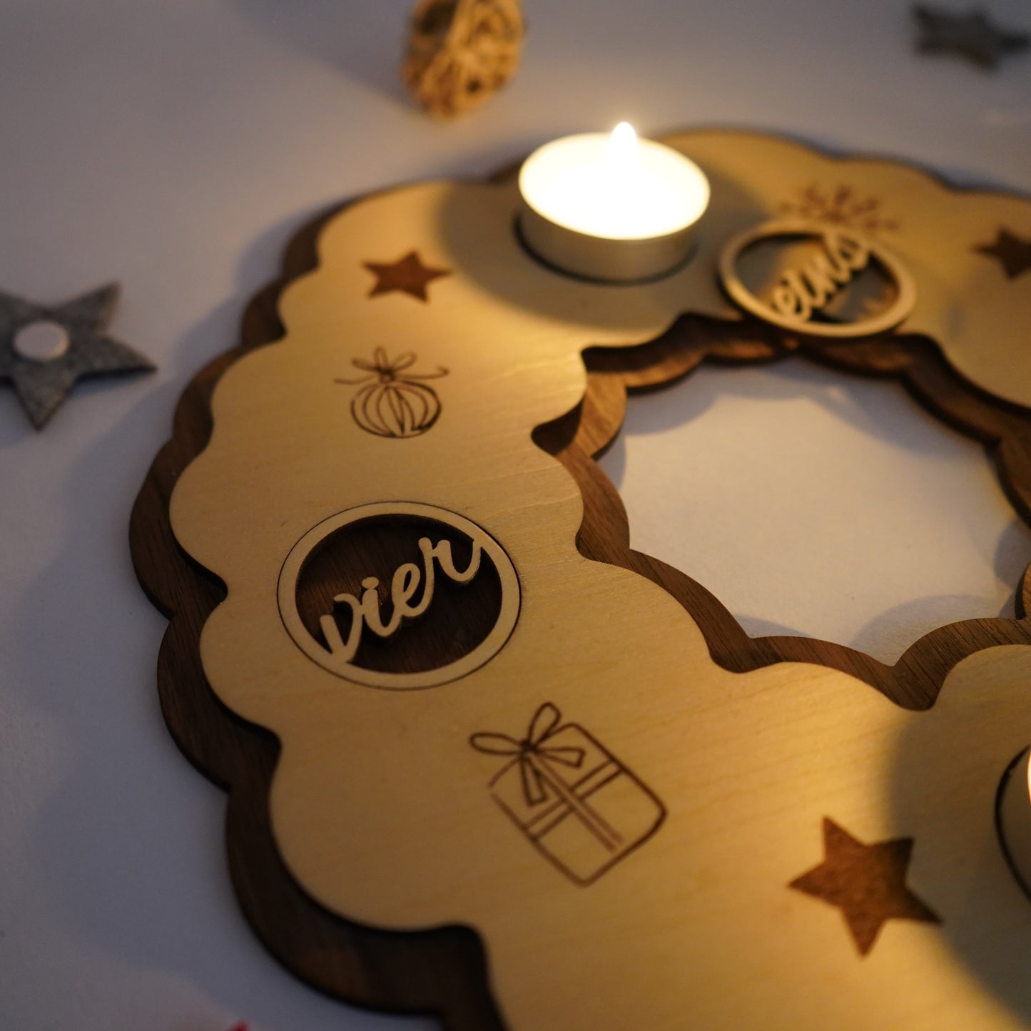 Nachhaltiger Adventskranz aus Holz – mit Zahlen und Teelicht-Halterung