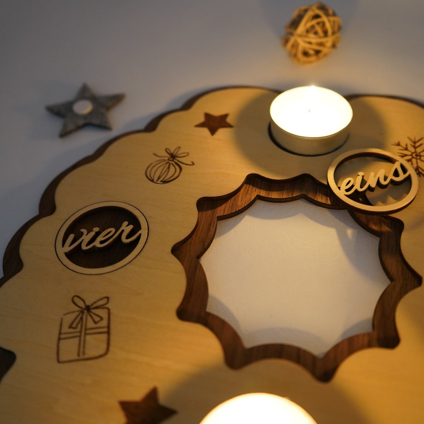 Nachhaltiger Adventskranz aus Holz – mit Zahlen und Teelicht-Halterung
