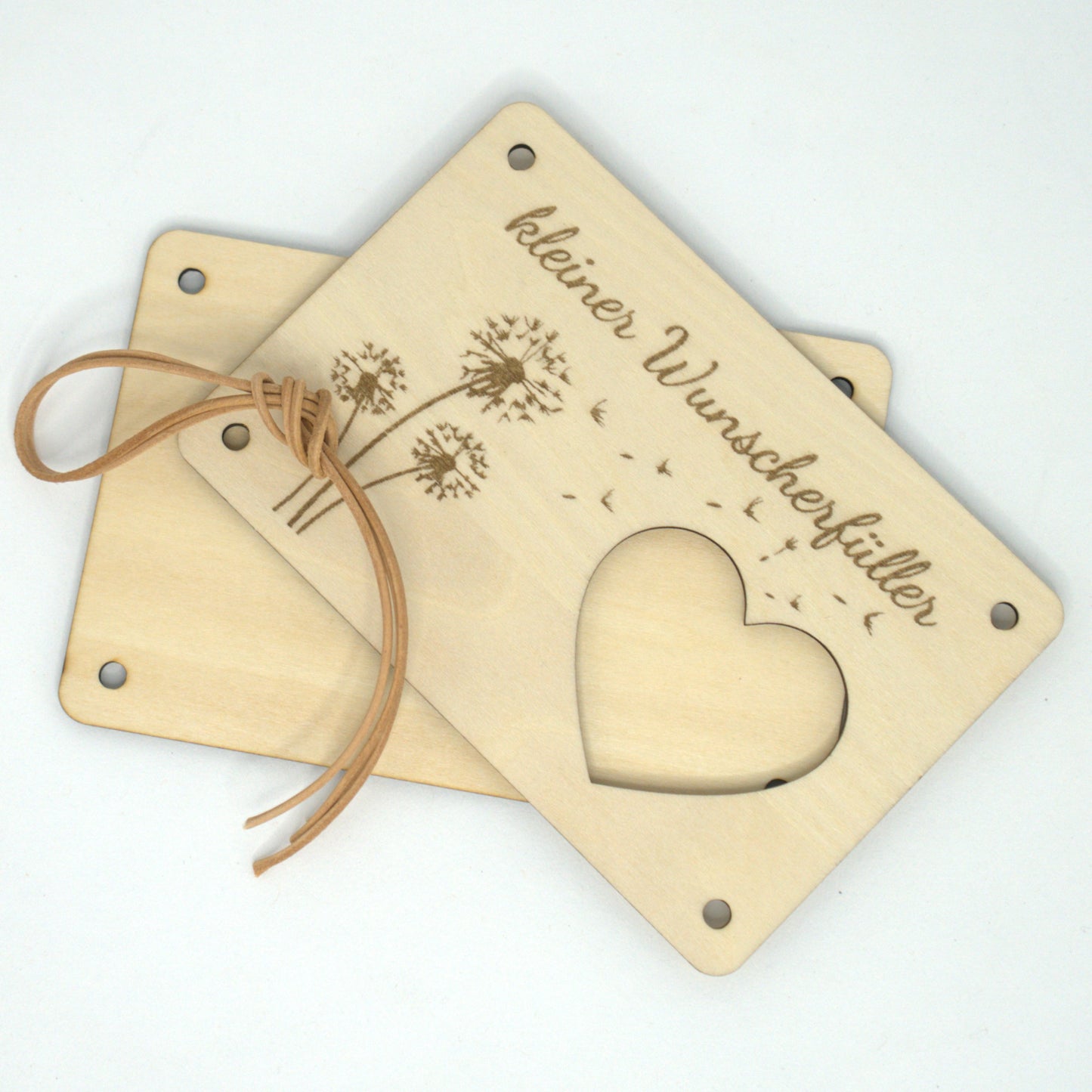 Holz-Geldgeschenk mit Herz-Ausschnitt und Pusteblumen – Vorder- und Rückseite mit Lederband