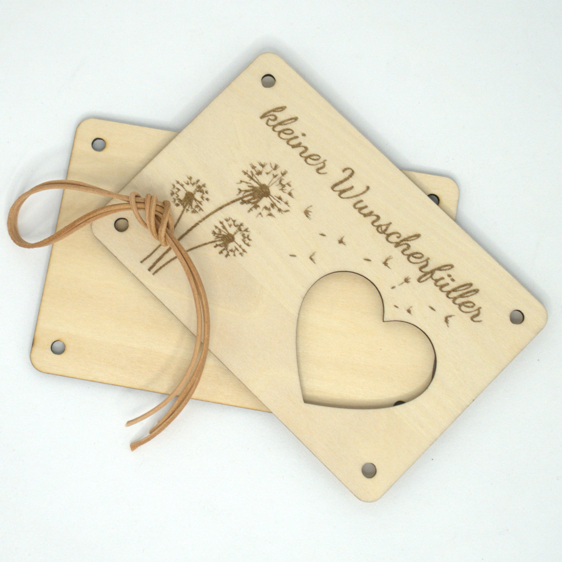 Holz-Geldgeschenk mit Herz-Ausschnitt und Pusteblumen – Vorder- und Rückseite mit Lederband