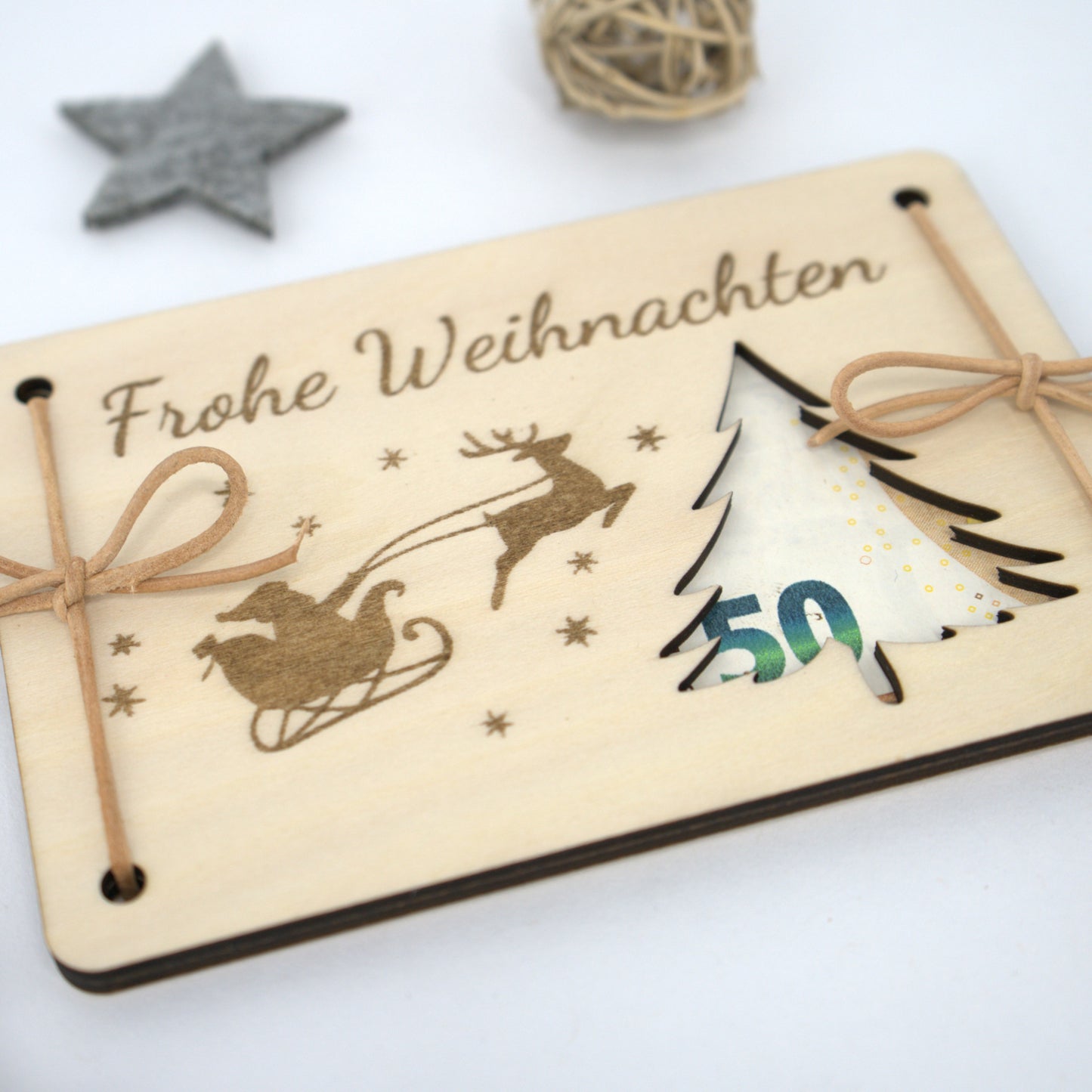 Detailaufnahme Weihnachts-Geldgeschenk aus Holz mit Tannenbaum-Ausschnitt