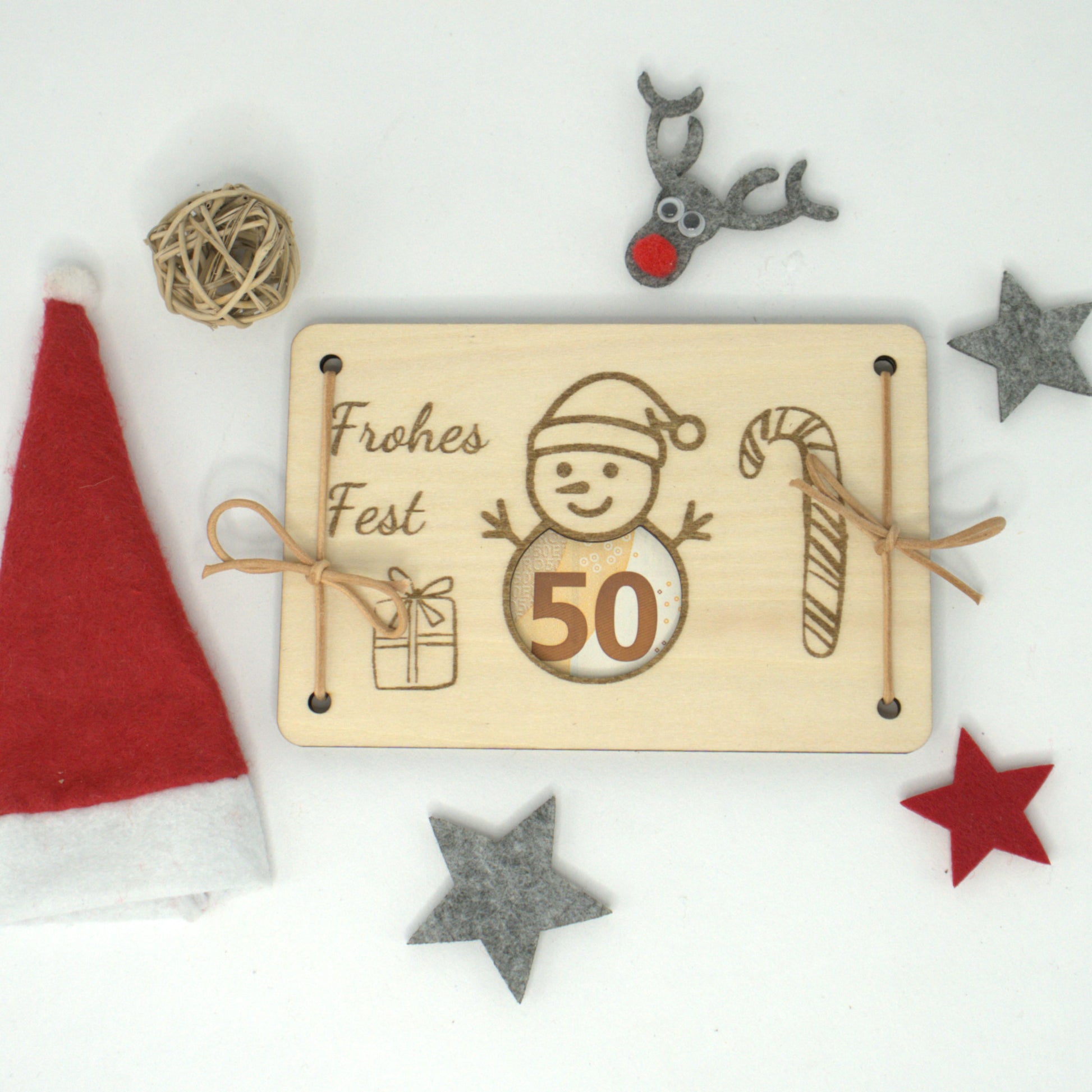 Holz-Geldgeschenk Weihnachten mit Schneemann-Gravur und Lederbändchen