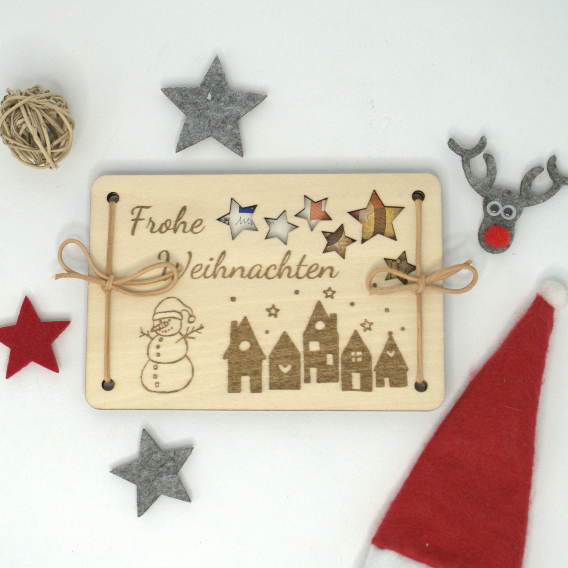 Holz-Geldgeschenk Weihnachten mit Stern-Aussparungen und Winterdorf-Motiv