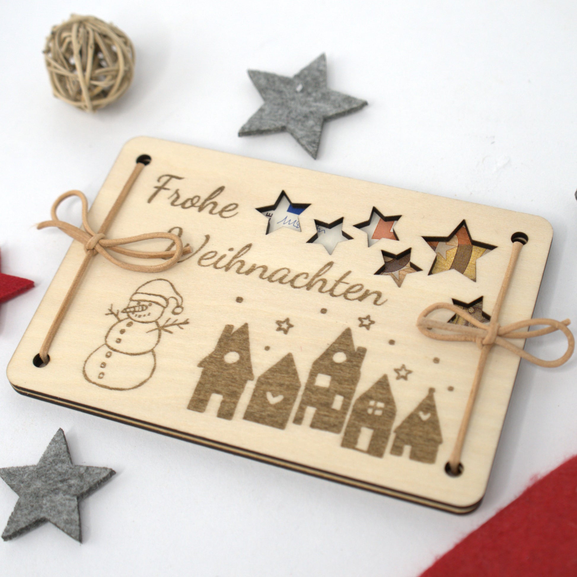 Geldgeschenk Frohe Weihnachten aus Holz – Schneemann- und Häuser-Gravur