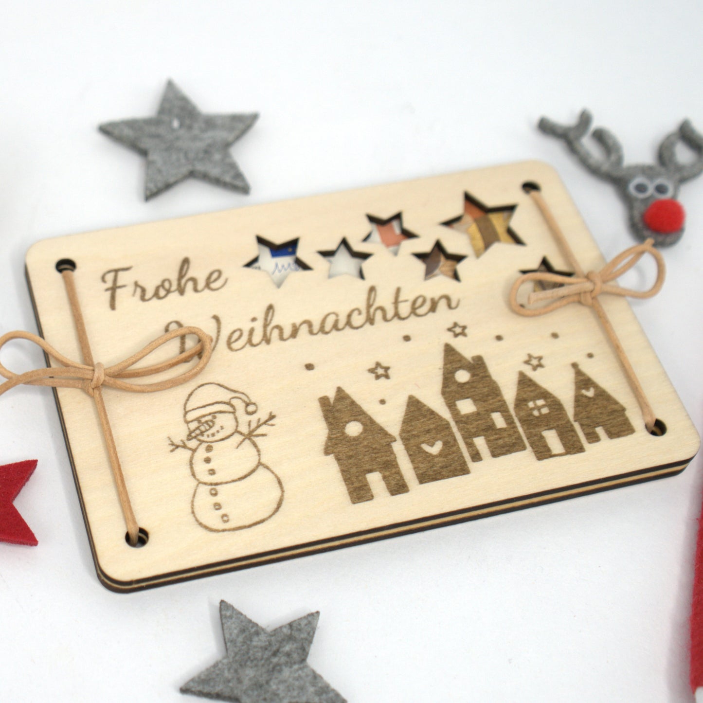 Detailansicht Holzkarte Weihnachten mit Sternen und Lederbändern