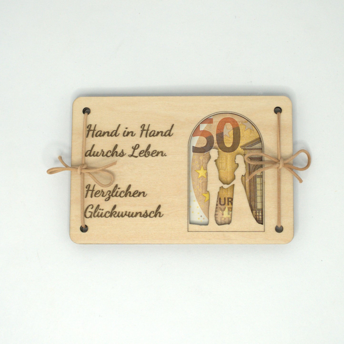 Geldgeschenk Hochzeit Holz – Gravur Hand in Hand mit 50-Euro-Schein
