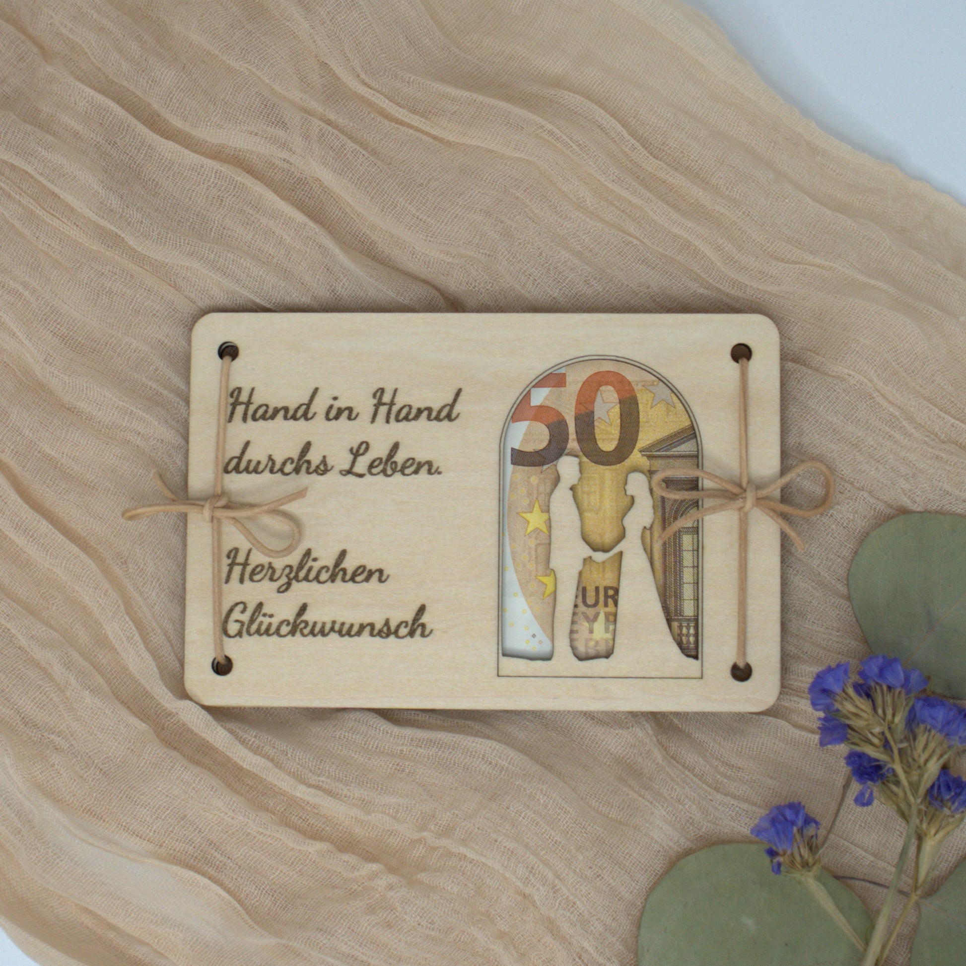 Holzkarte Hochzeit mit Sichtfenster für Geldschein und Gravur