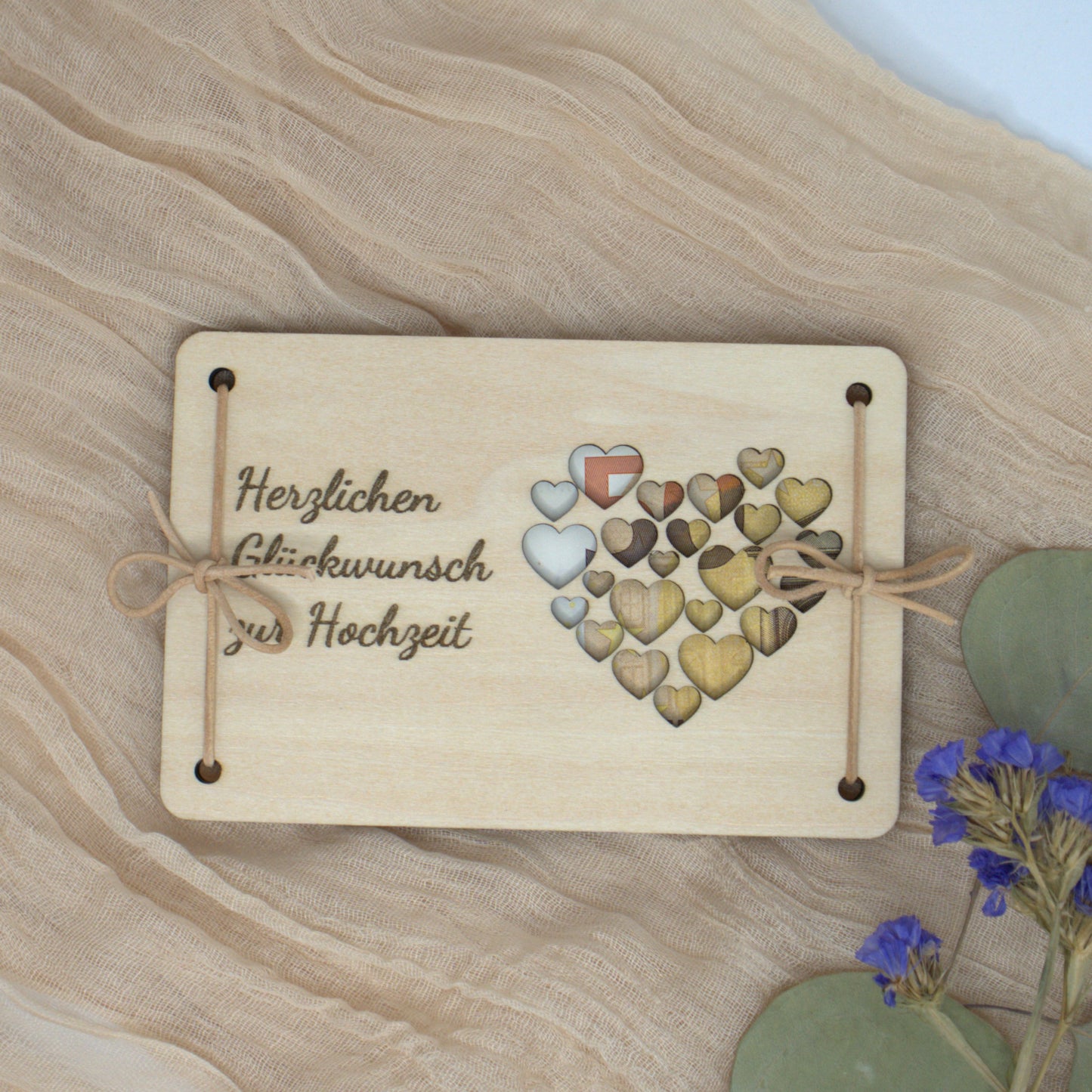 Hochzeitsgeldgeschenk mit Gravur und Herzdesign – auf Stoff dekoriert
