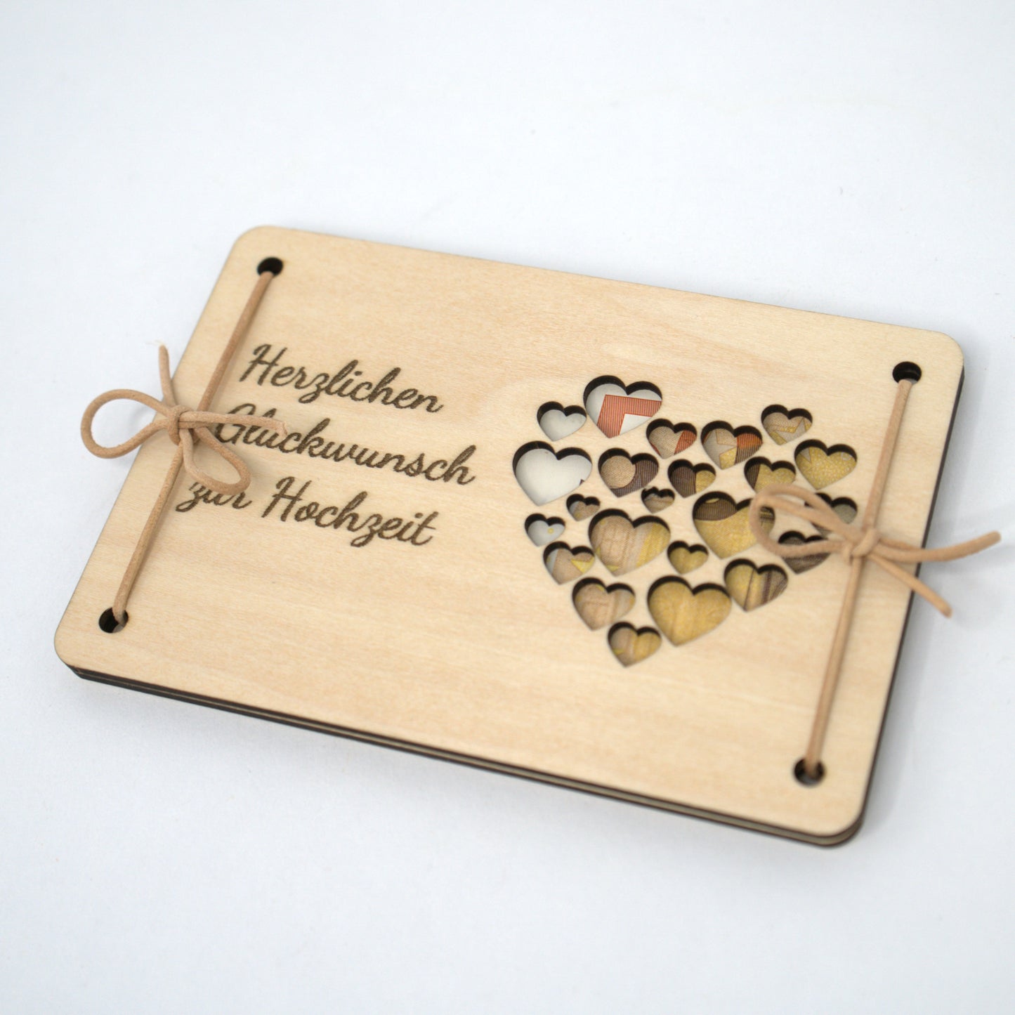 Geldgeschenk Hochzeit aus Holz mit Herz Gravur und Lederband – Perspektive