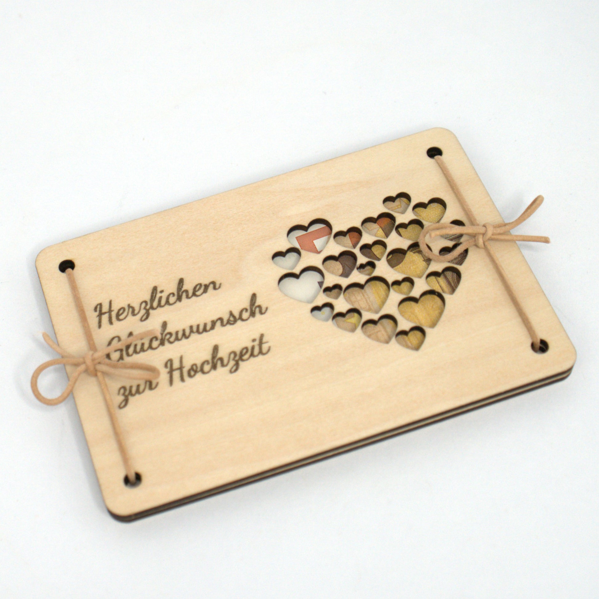 Hochzeit Geldgeschenk Karte mit Herzmotiv aus Holz – schräg fotografiert
