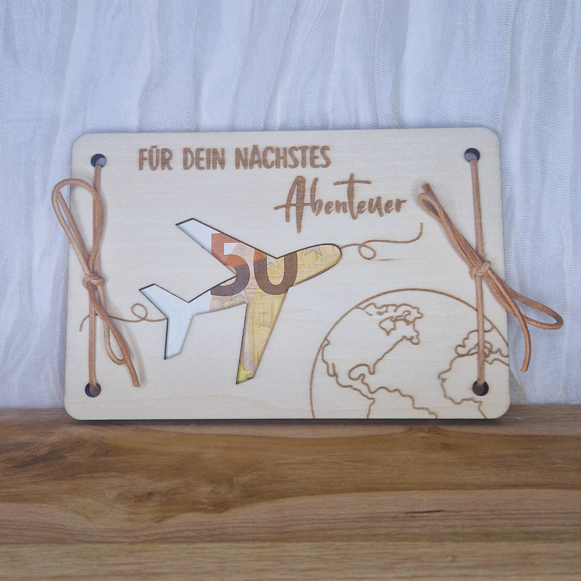 Geldgeschenkverpackung für dein nächstes Abentuer aus Holz mit Lederband