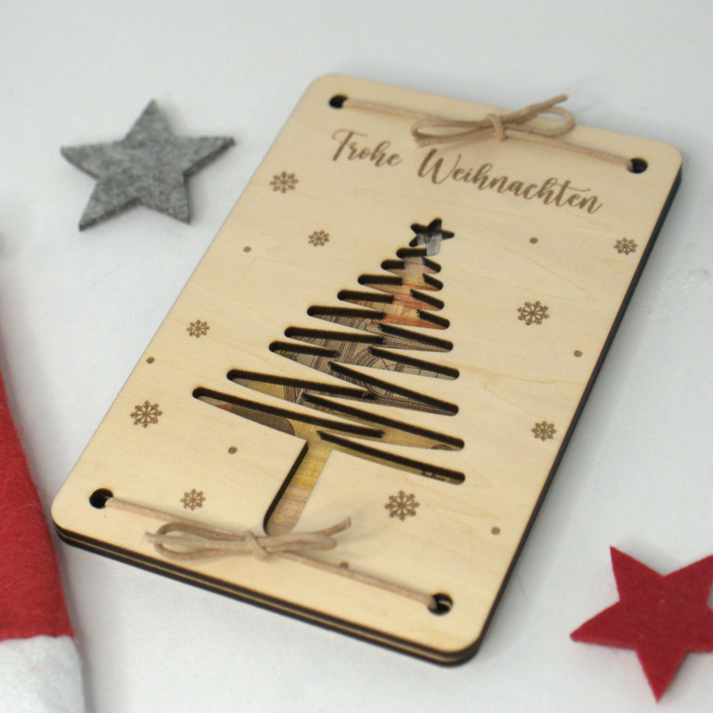 Holzkarte als Weihnachtsgeldgeschenk mit Tannenbaum und Schnur – Frohe Weihnachten Gravur, Geldschein sichtbar eingelegt.