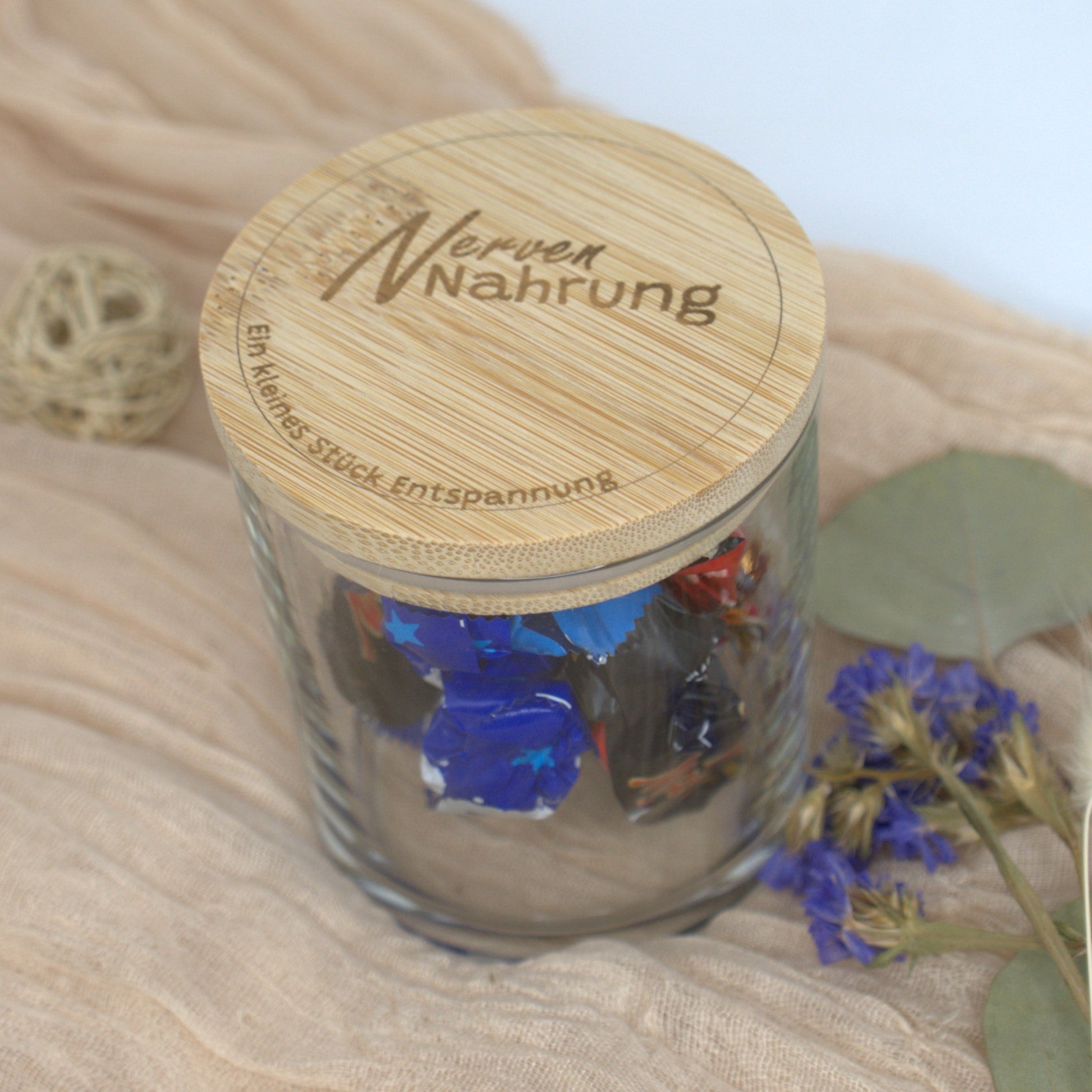 Kerzenglas mit Bambusdeckel Motiv Nervennahrung gefüllt als Geschenkidee