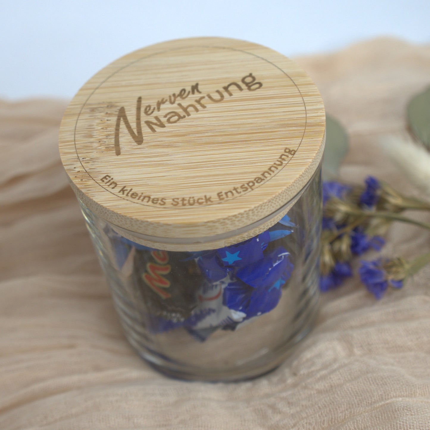 Geschenkglas aus Glas mit Nervennahrung Gravur auf Bambusdeckel