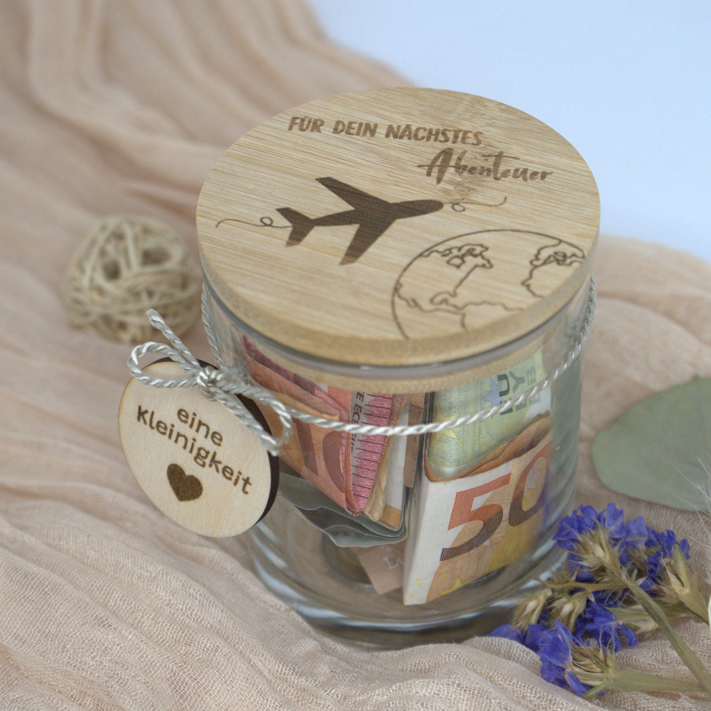 Kerzenglas mit graviertem Bambusdeckel „Für dein nächstes Abenteuer“ – Geldgeschenk im Glas