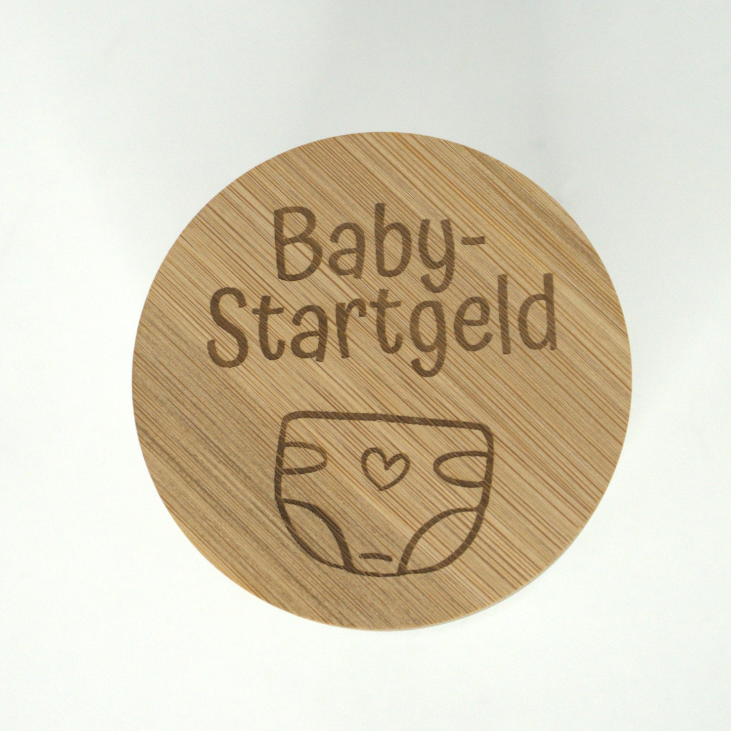Bambusdeckel mit Baby-Startgeld Gravur und Windelmotiv – Detailaufnahme