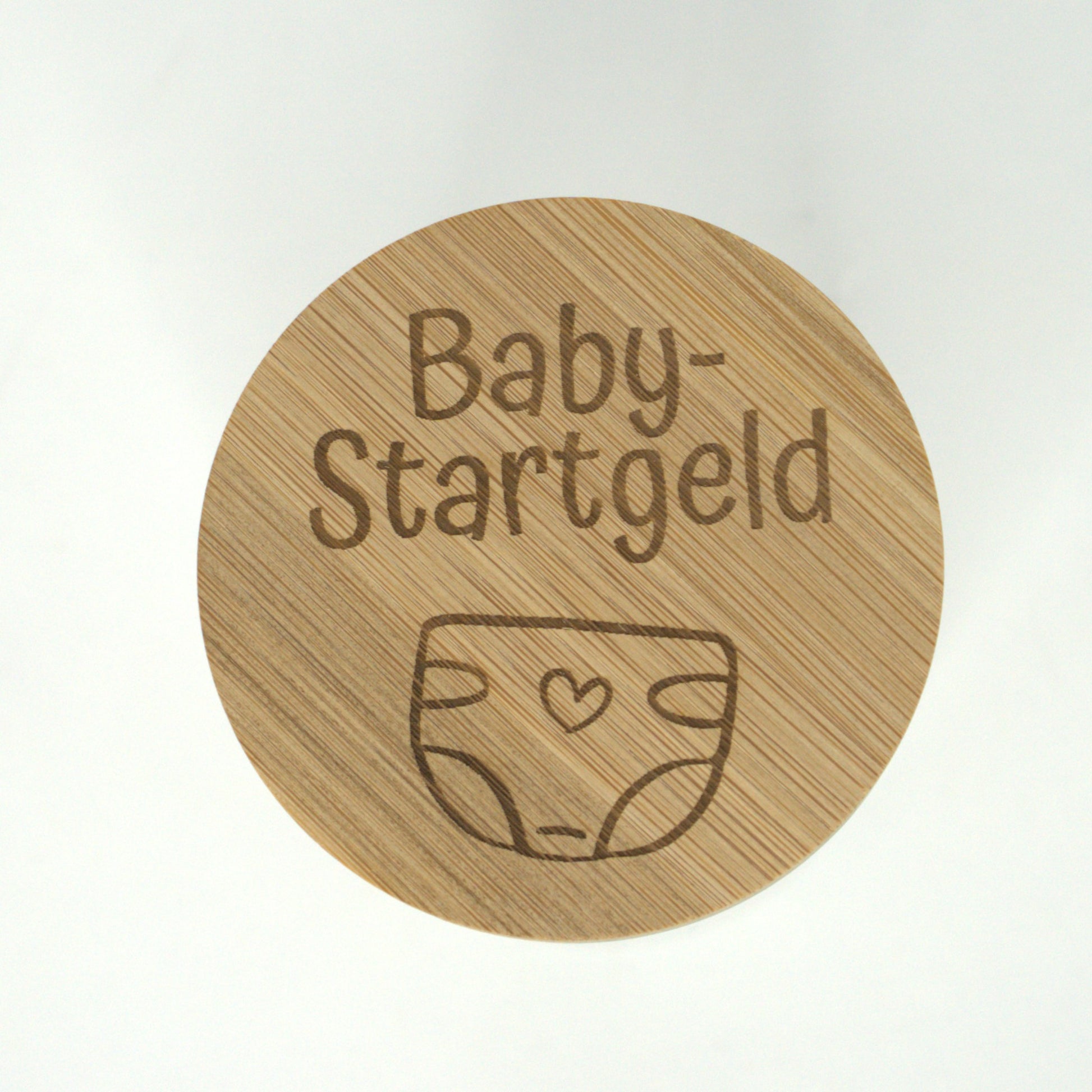Bambusdeckel mit Baby-Startgeld Gravur und Windelmotiv – Detailaufnahme