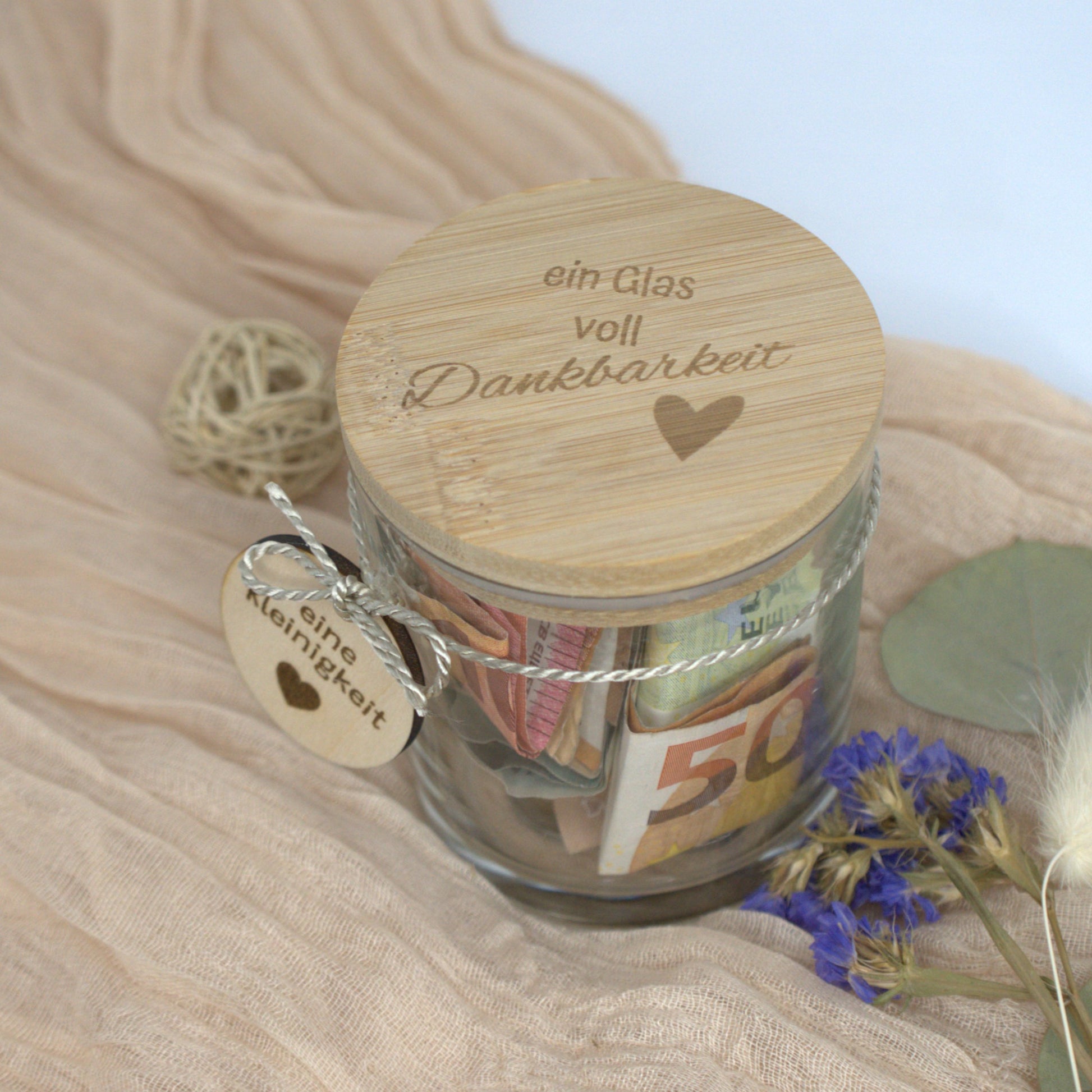 Geschenkeglas mit Bambusdeckel – Motiv „ein Glas voll Dankbarkeit“, gefüllt mit Geldscheinen