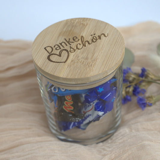 Nahe Aufnahme eines gravierten Geschenkglases mit dem Schriftzug ‚Dankeschön‘ und Herzsymbol