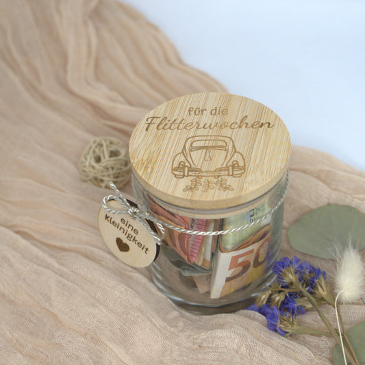 Geldgeschenk im Glas mit Bambusdeckel – Gravur Für die Flitterwochen, Hochzeitsmotiv mit Auto, gefüllt mit Geldscheinen