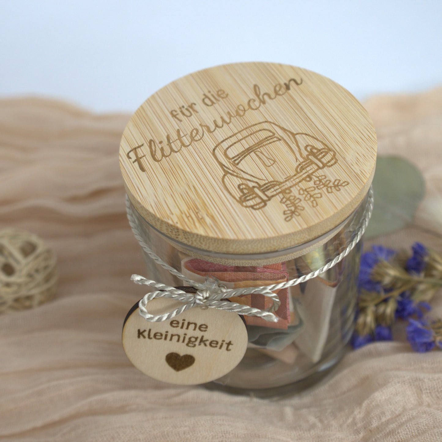 Romantisches Geldgeschenk zur Hochzeit – Glas mit Bambusdeckel graviert Für die Flitterwochen und Geldscheinen innen