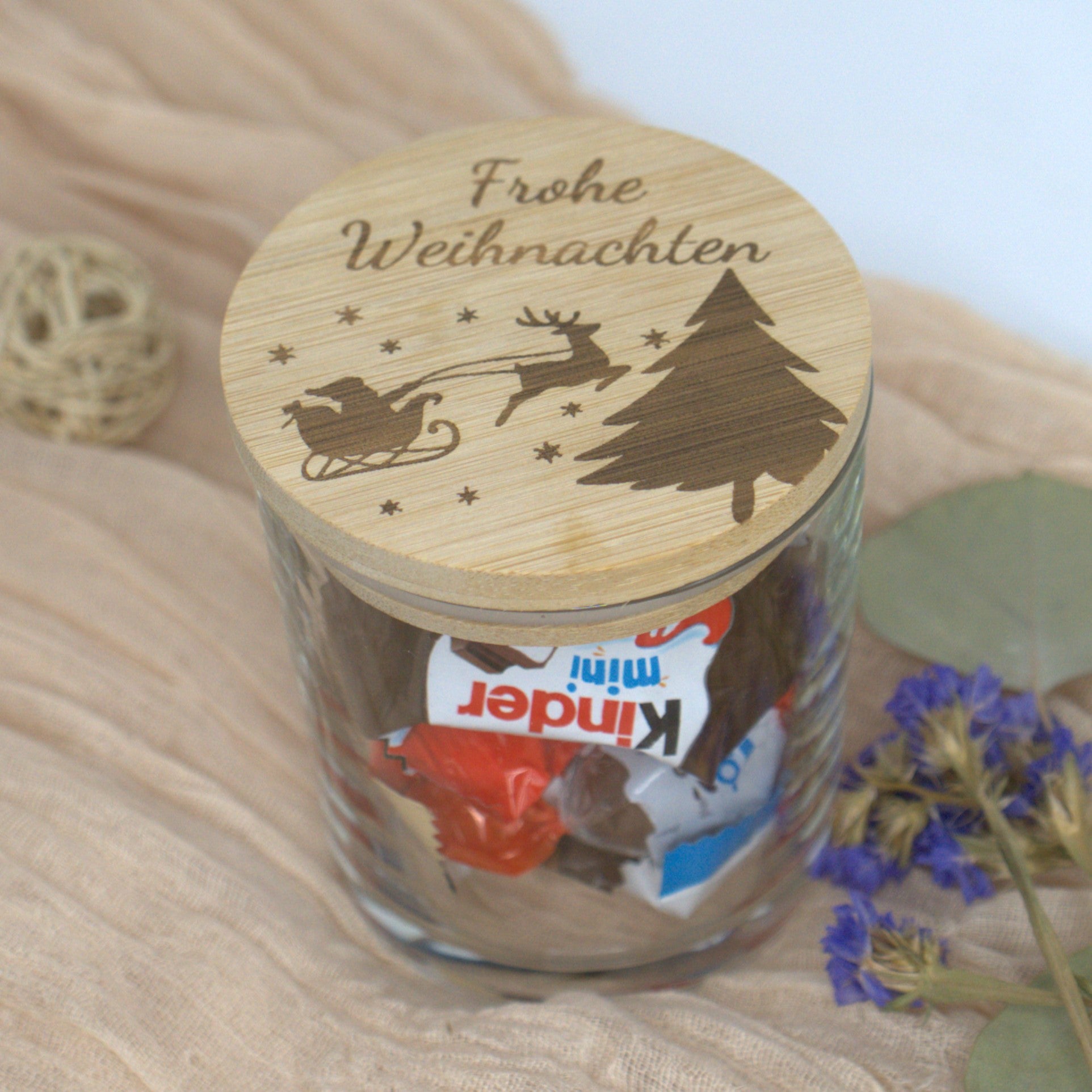 Geschenkglas mit Gravur Frohe Weihnachten, gefüllt mit Süßigkeiten