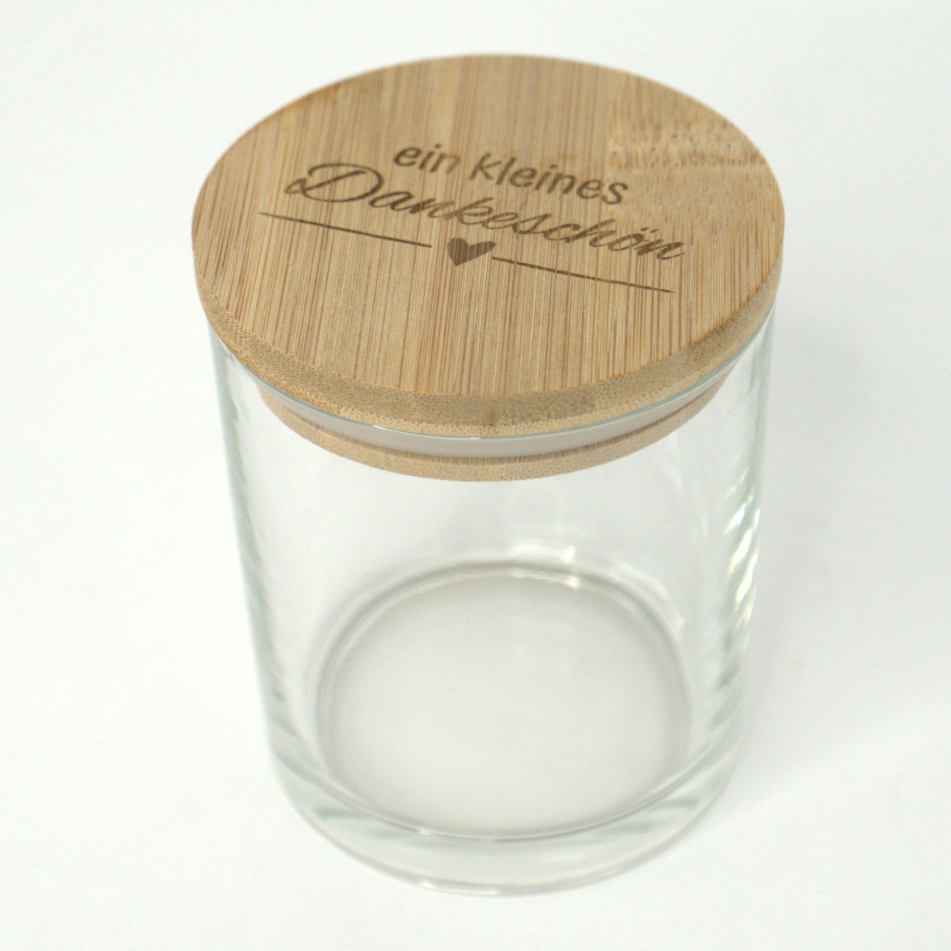 Geschenkglas mit Bambusdeckel „Ein kleines Dankeschön“, freigestellt vor hellem Hintergrund.