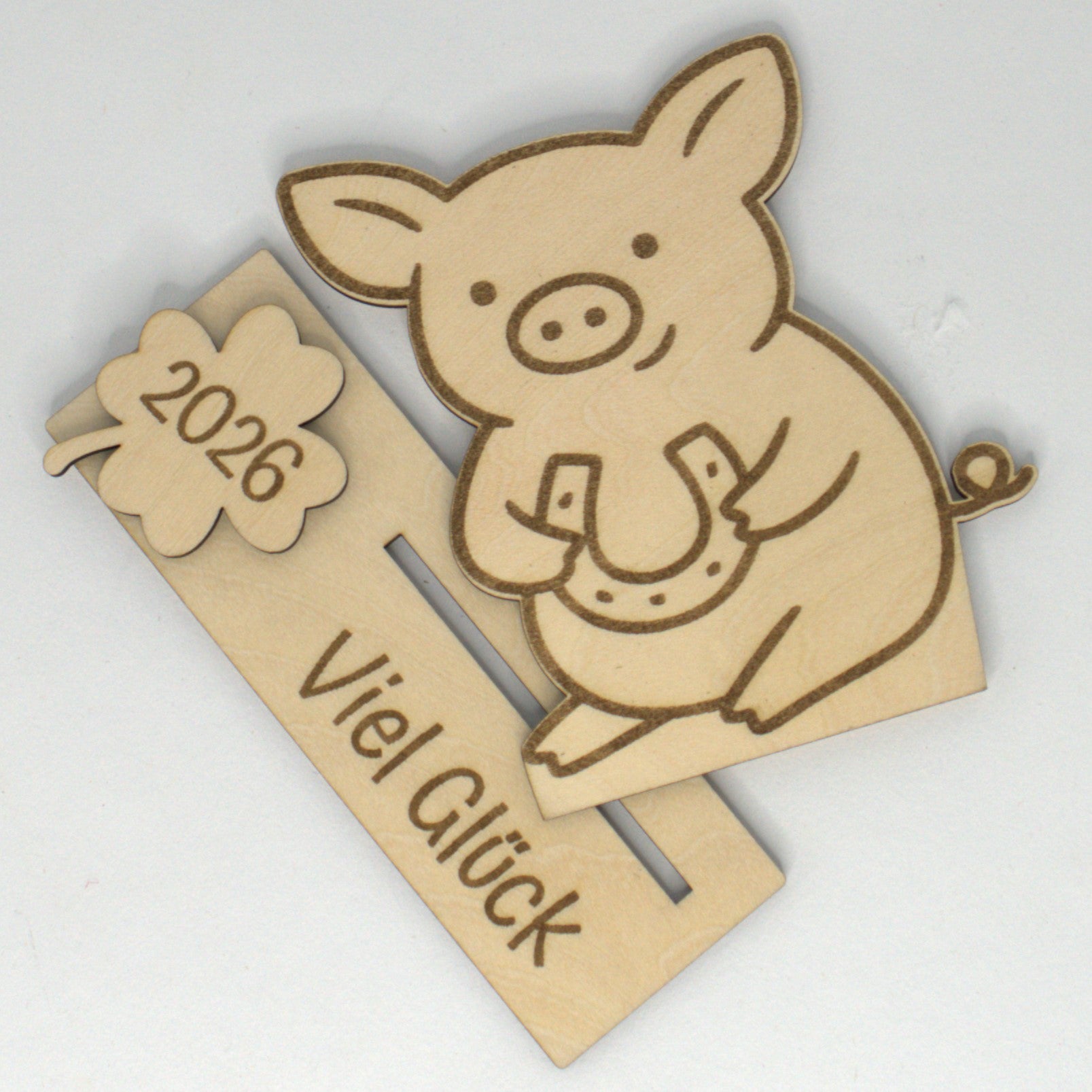 Glücksschwein Dekoration aus Holz mit Jahreszahl 2026