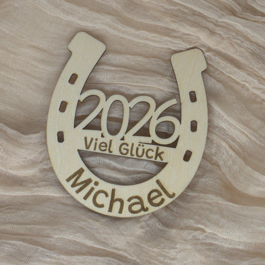 Personalisiertes Silvester Hufeisen 2026 – Viel Glück und Wunschnamen graviert. Holz Hufeisen als Glücksbringer für das neue Jahr