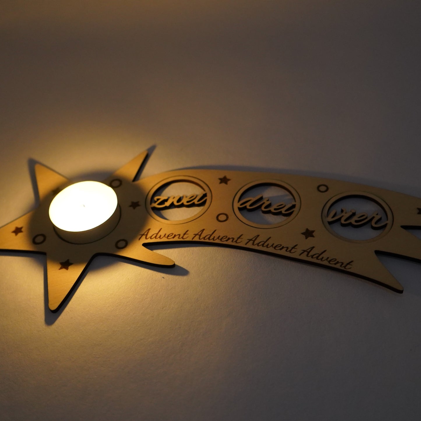 Adventssternschnuppe aus Holz – moderner Adventskranz für Teelichter