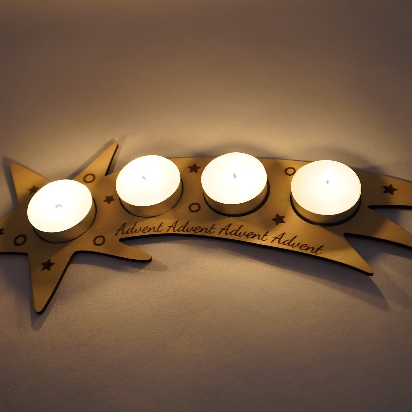 Adventssternschnuppe aus Holz – moderner Adventskranz für Teelichter