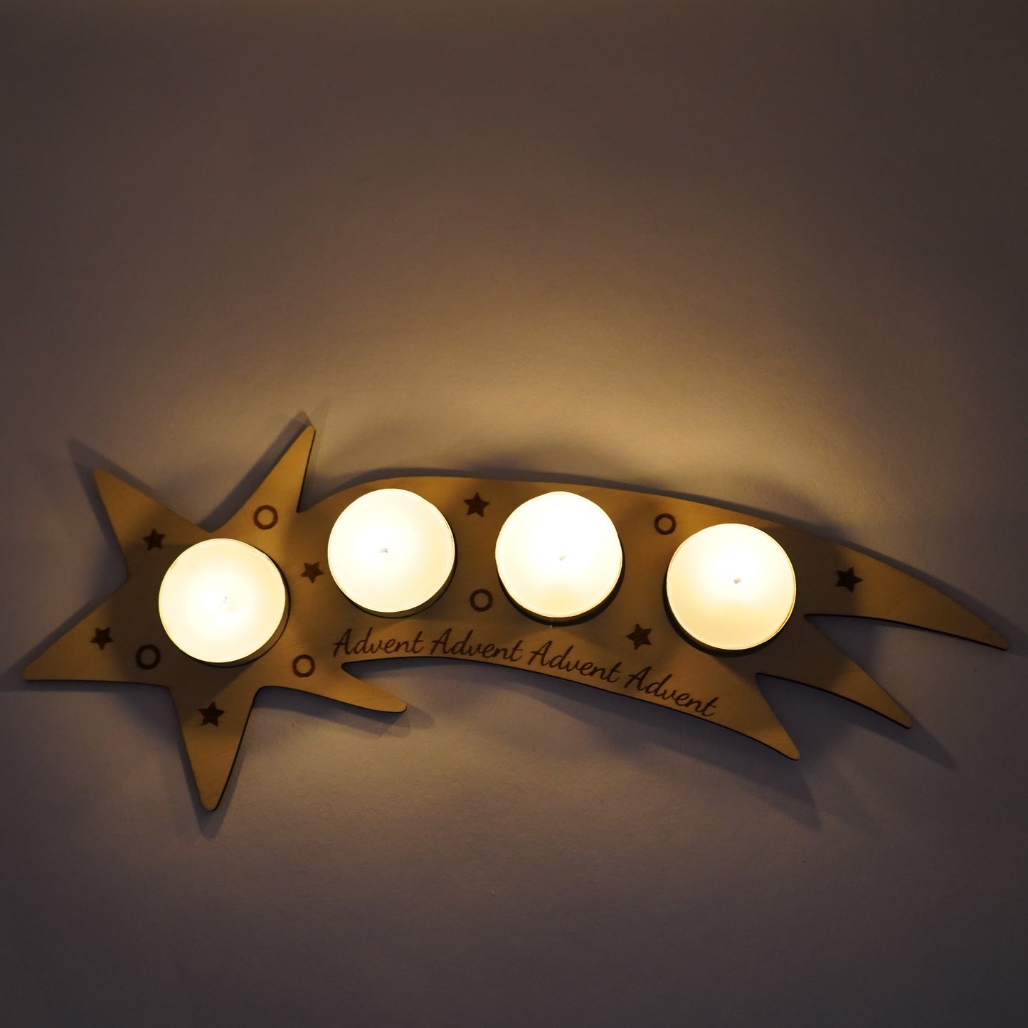 Adventssternschnuppe aus Holz – moderner Adventskranz für Teelichter