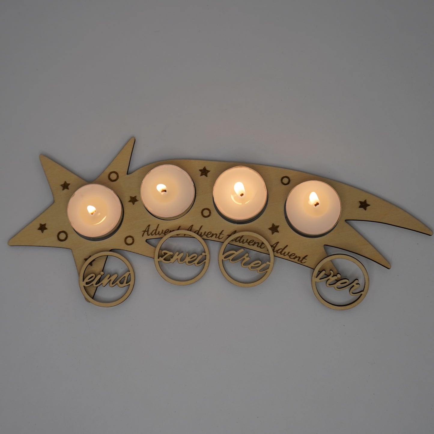 Adventssternschnuppe aus Holz – moderner Adventskranz für Teelichter