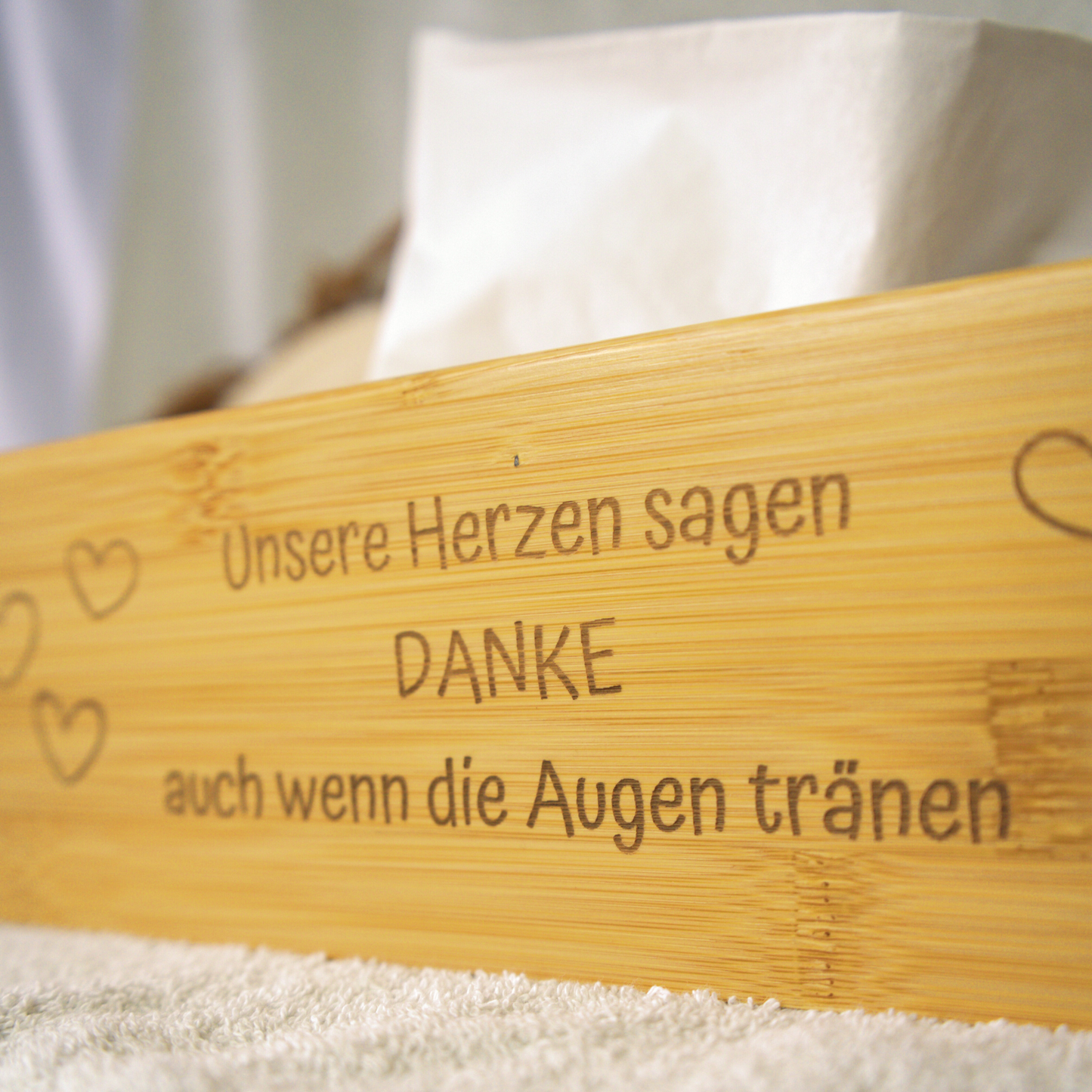 Taschentuchbox aus Bambus – „Unsere Herzen sagen Danke“