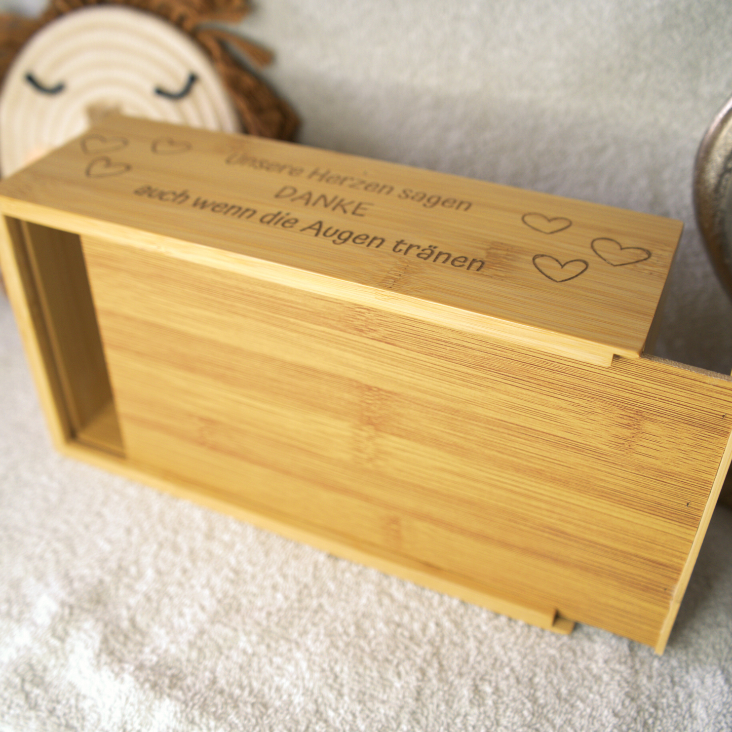 Taschentuchbox aus Bambus – „Unsere Herzen sagen Danke“
