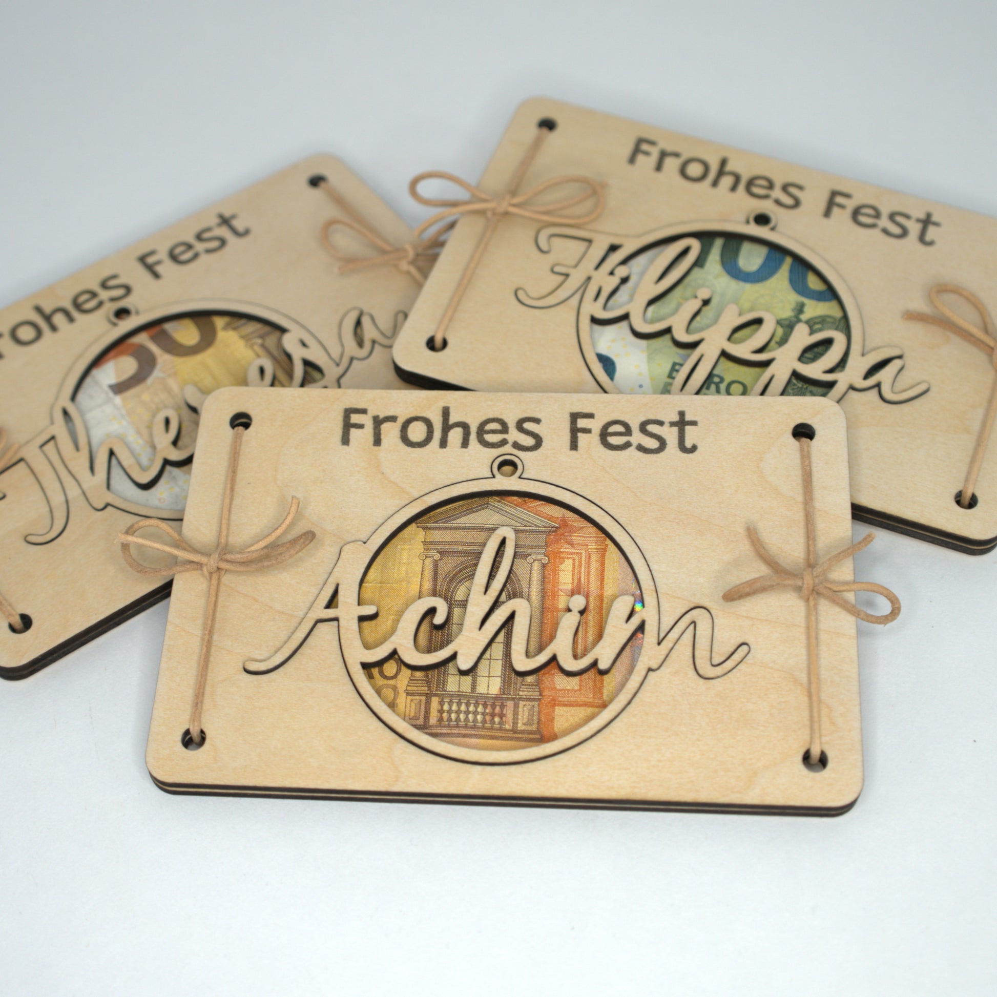 Personalisierte Holz-Geldgeschenke Weihnachten mit Namen ‚Achim‘, ‚Theresa‘ und ‚Filippa‘ – Geschenkidee Frohes Fest.