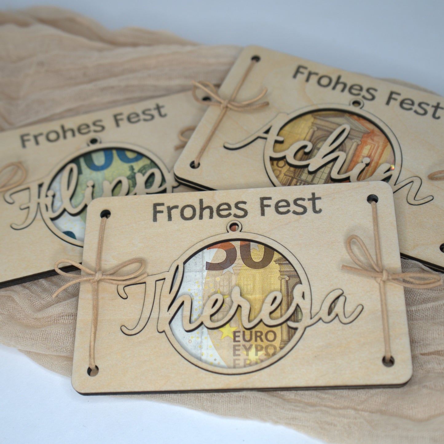 Personalisierte Weihnachts-Geldgeschenk-Karte „Frohes Fest“ – mit Namen & Holzanhänger