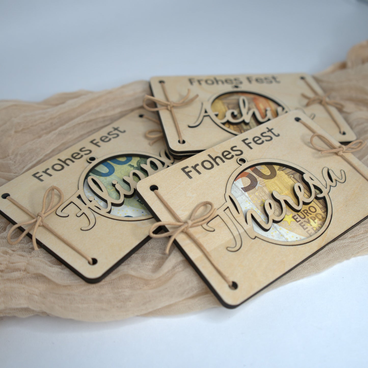 Holz-Geldgeschenk Weihnachten mit graviertem ‚Frohes Fest‘ und personalisierter Namenskugel – Einzelteile und Kordel.